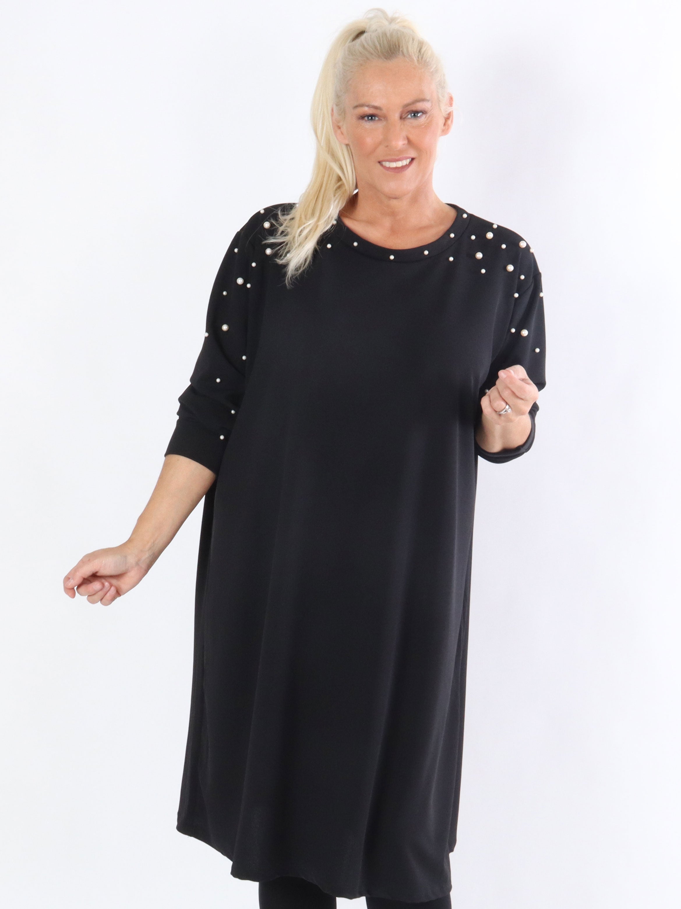 Yrsa - Långärmad klänning med vita pärlor